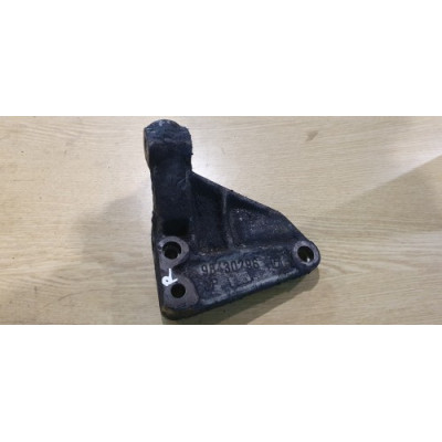 б/у Кронштейн двигателя правый Nissan Interstar 1998-2003 2.5 D S8U770 / S8U772 7701035762