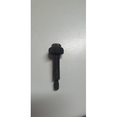 б/у Болт крепления клапанной крышки Nissan Vanette Cargo III 1995-2001 2.3 D LD23 13275-7C600