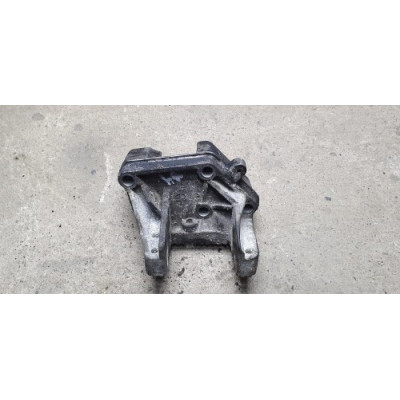 б/у Кронштейн крепления подушки двигателя правый Nissan Interstar 1998-2003 2.5 DCI G9U720 / G9U724 7700312867