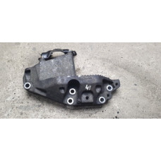 б/у Кронштейн крепления подушки двигателя правый Renault Master III 2010- 2.3 DCI 8201055993