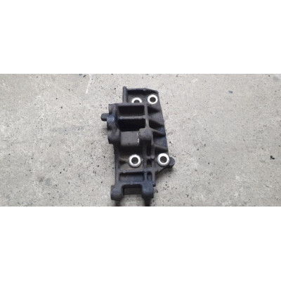 б/у Кронштейн компрессора кондиционера Opel Movano 1998-2003 2.8 DTI S9W700 / S9W702 7700300376