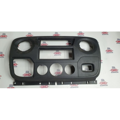 б/у Накладка центральной консоли Opel Movano 2010- 682600025R